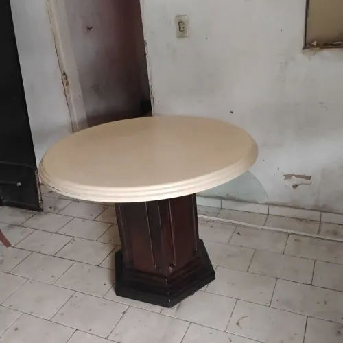 Mesa de jantar com pé trabalhado 