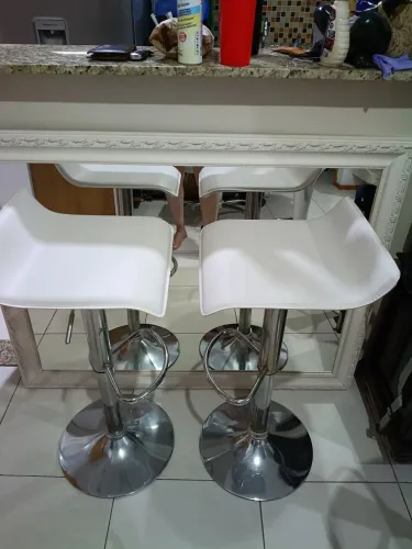 Duas banquetas altas giratórias com regulagem