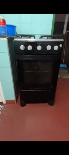 Vende-se Fogão 4 bocas Preto elétrico.