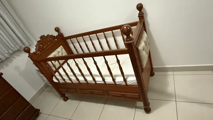 Berço de madeira maciça clássico 