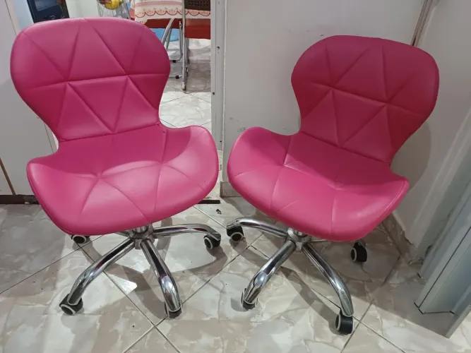 Cadeira com revestimento impermeável,na cor rosa