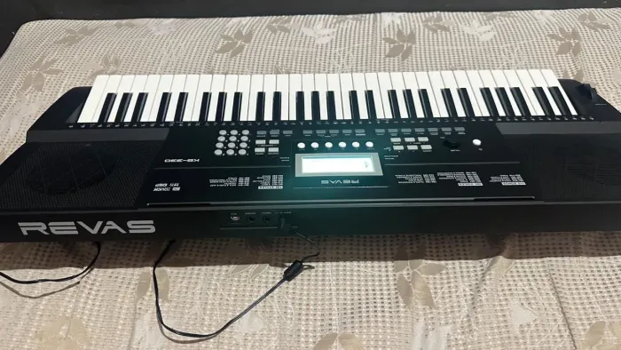 Teclado Revas KB-330 Semi Novo + Capa - Estado de Novo