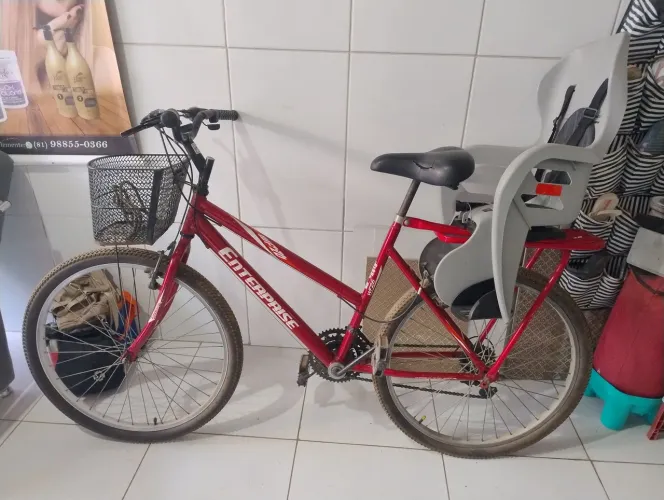 Bicicleta com bagageiro e cadeirinha para transportar criança 