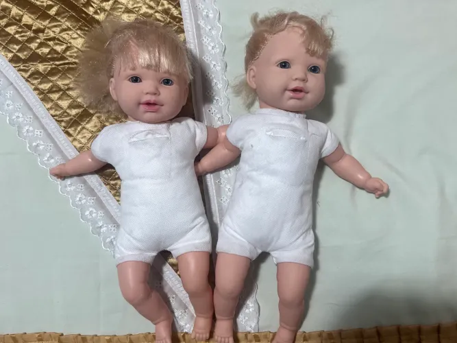 Bonecas gêmeas