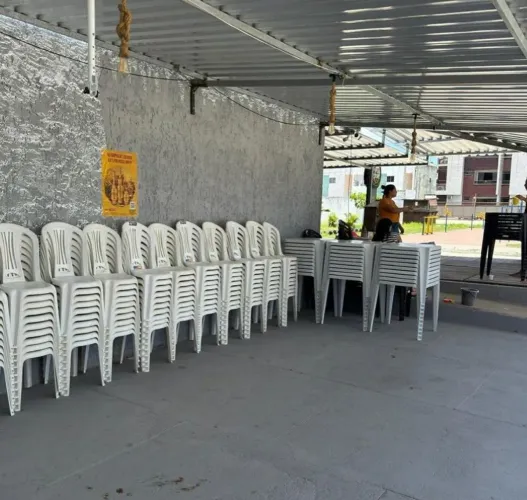 Vendo 20 jogos de mesas com cadeiras, 3 meses de uso 