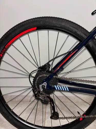 Bicicleta Caloi Moab 18v Freio e Transmissão Shimano, Suspensão Suntour