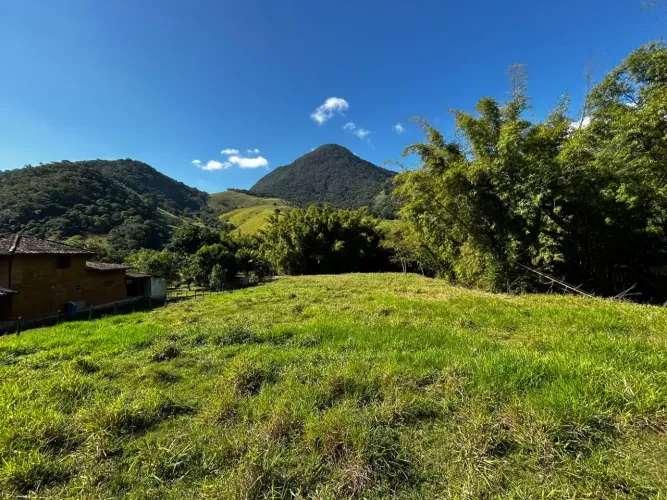 Terreno Espaçoso com Riacho e Água de Nascente em Glicério, Macaé