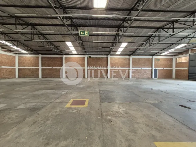 IMOBILIARIA JUVEVE ALUGA BARRACÃO BAIRRO ALTO BACACHERI 1.120M² PRX LINHA VERDE MC DONALDS
