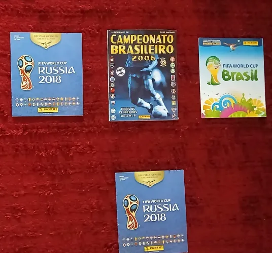 COMBO COM 4 ALBUNS DE FIGURINHAS ANTIGOS.