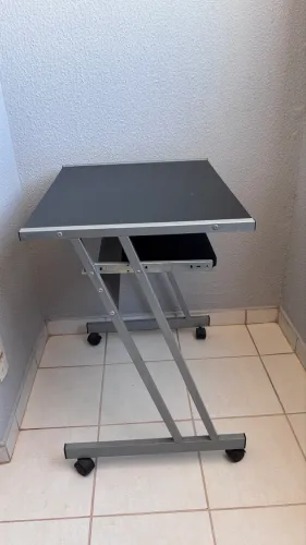 Mesa para notebook/computador com rodízios e bandeja para teclado