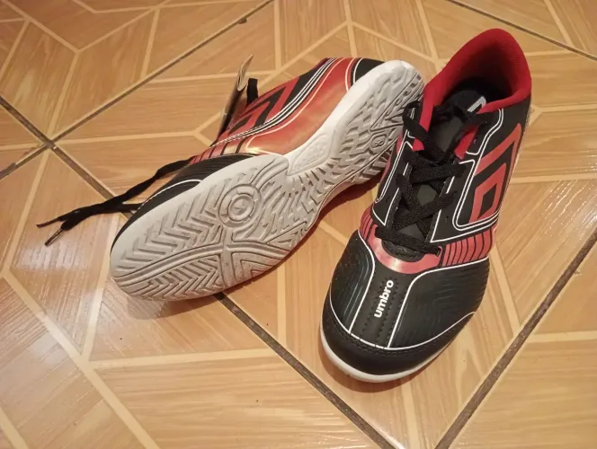 Chuteiras umbro 42