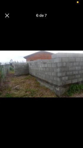 Terreno com casa em construção com padrão de luz