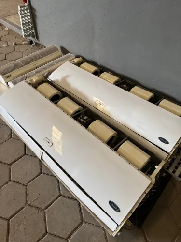 Vendo dois ares-condicionados de 60mil btus e duas cortinas de ar