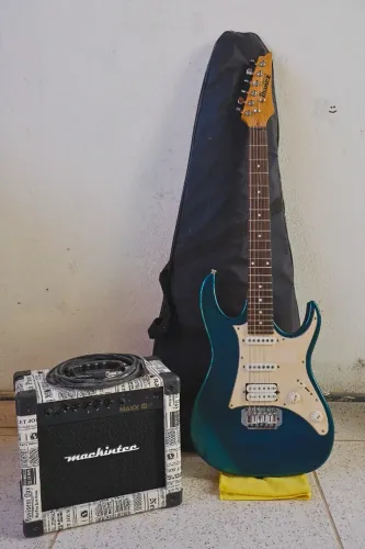 Guitarra Superstrato Ibanez Gio Azul + Amplificador Mackintec Maxx 15