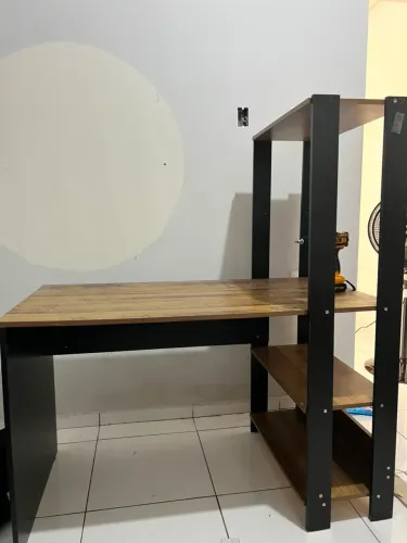 Escrivaninha / mesa pra escritório