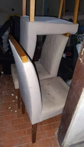 06 cadeiras de madeira com forro 