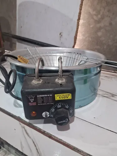 Vendo estufa grande, uma fritadeira elétrica e uma chapa pequena