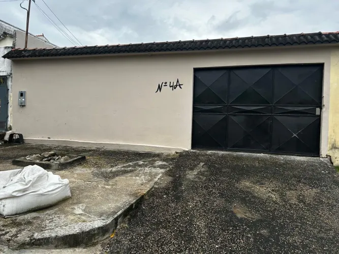 ALUGA-SE CASA