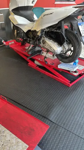 Rampa Pneumática para Motos 350Kg 2 Pistões Vermelha - JM Máquinas