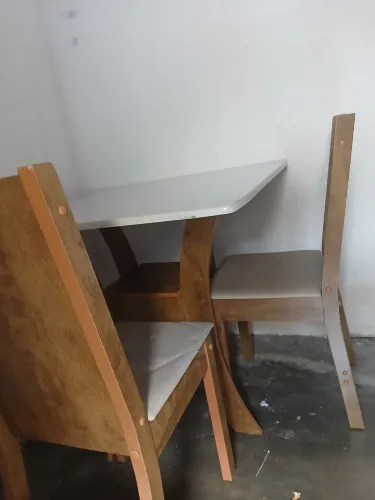 Mesa com 2 cadeiras