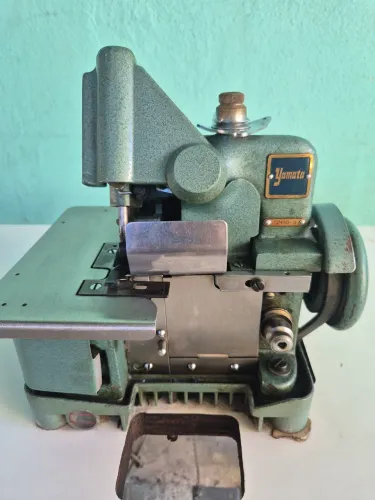 Máquina de Costura Overloque semi-industrial Yamata GN10-3