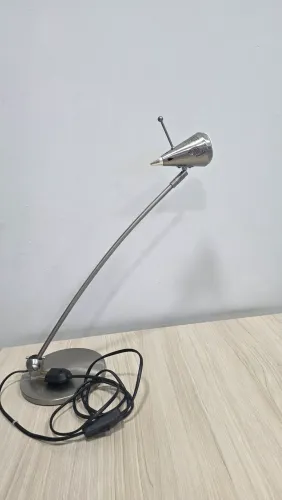 LUMINÁRIA DE MESA ARTICULÁVEL EM METAL
