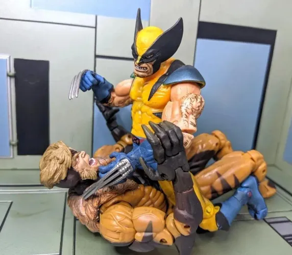 Kit Marvel Legends Toy Biz: Wolverine (Series 3) + Dentes de Sabre (Series 5) + BASE