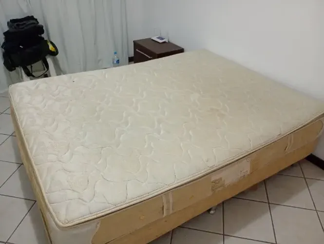 Cama Box Queen Size com Colchão de Molas Ensacadas Ortobom. Box Precisa descupinizar.