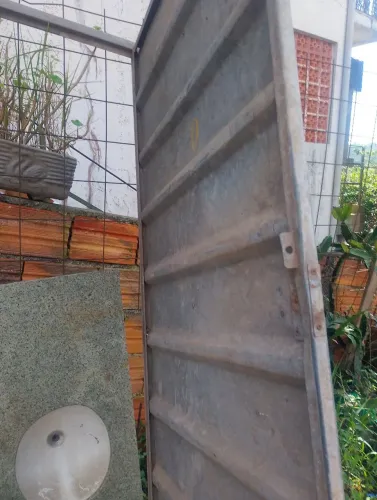 Vende portão social de ferro tamanho 210de altura e 90 largura