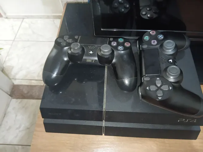 Vendo Ps4 slim semi novo com dois controles originais