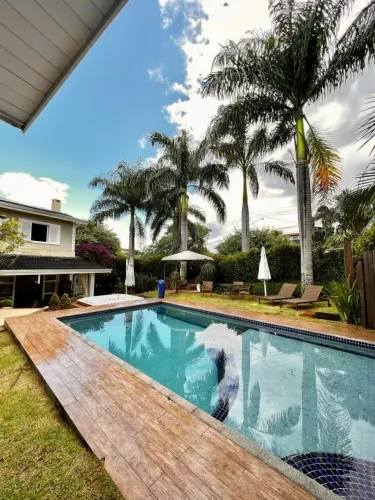 Maravilhosa casa de condomínio com 4 amplas suítes . ampla área de lazer inédita . leia a 