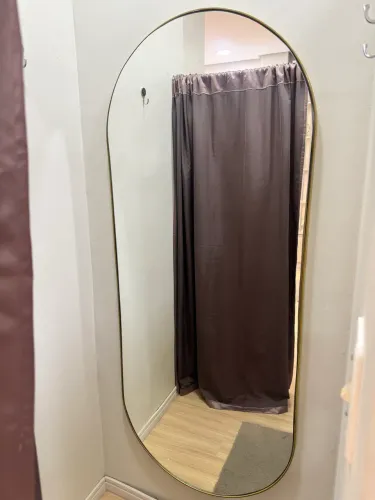 Espelho com moldura em metal dourado
