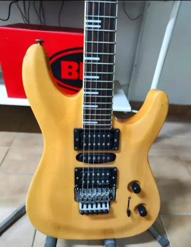 Guitarra Hurricane SuperStrat