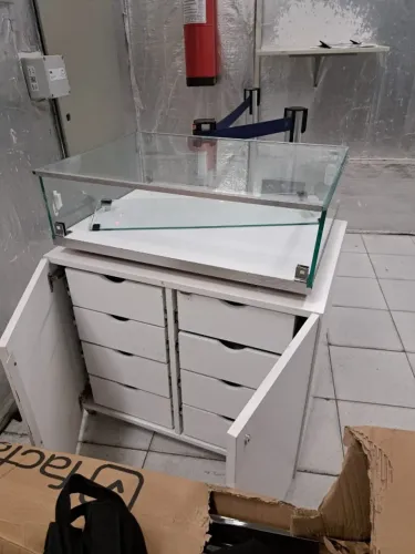 MOSTRUÁRIO COM 8 GAVETAS E EXPOSITOR EM VIDRO