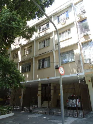 Tijuca - Rua Martins Pena - Na frente do Metro - sala dois quartos com garagem