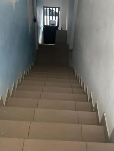 Alugo-se 1/4 ( um quarto) para moças ou estudantes. 