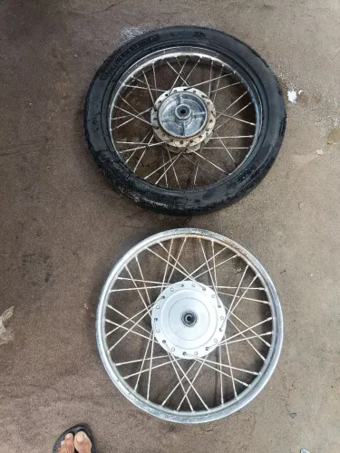 Aros de moto aro 18 raiado traseiro faltando 6 raios.