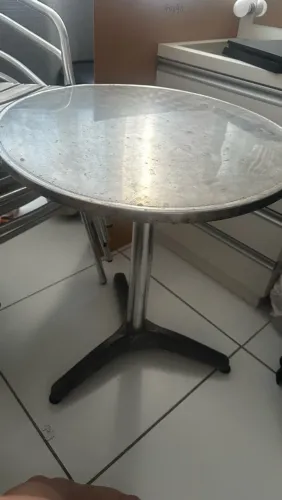 Mesa de alumínio com quatro cadeiras conservada