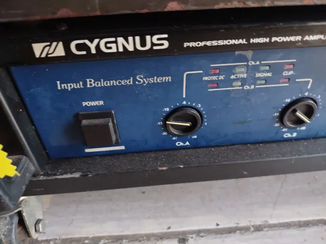(AMPLIFICADOR DE POTÊNCIA CYGNUS SPA-900/2 OHMS TURBO-VENTILADA)