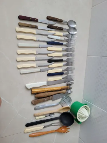 Kit de talheres, espremedor de laranja, etc...