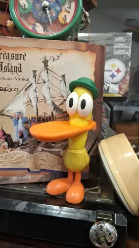 boneco do Pato da turma do desenho animado Pocoyo, produzido em vinil