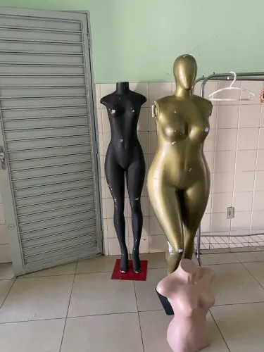 Lote de araras cestos manequins cabides pra quem tem brechó