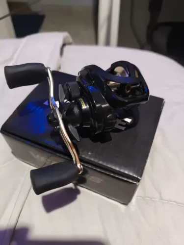 Carretilha Marine versus 12000 lado direito e vara pro staff 602