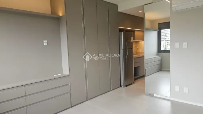 More ao lado do Parcão em um moderno loft mobiliado