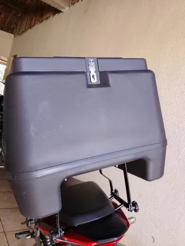 Vendo suporte pra 160 e baú de 80 litros