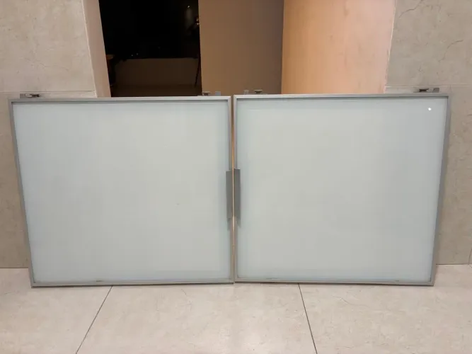 Portas de alumínio com vidro .