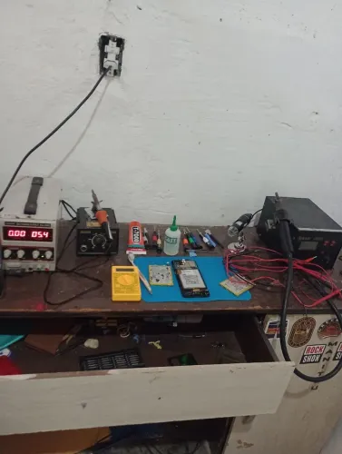 serviço em aparelho celular troca de tela troca de bateria troca de conector de carga