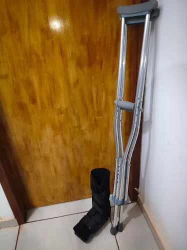 Vendo bota ortopédica e muletas