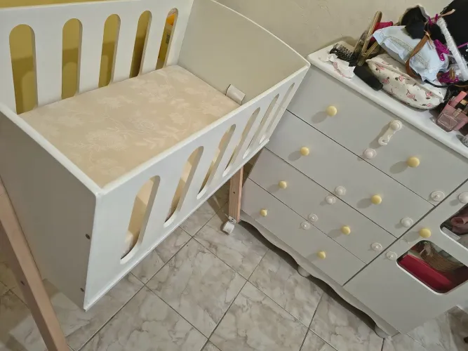 Berço e cômoda com trocador e colchão