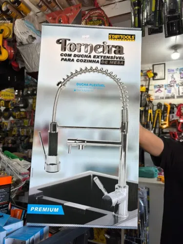 TORNEIRA COM DUCHA EXTENSÍVEL
